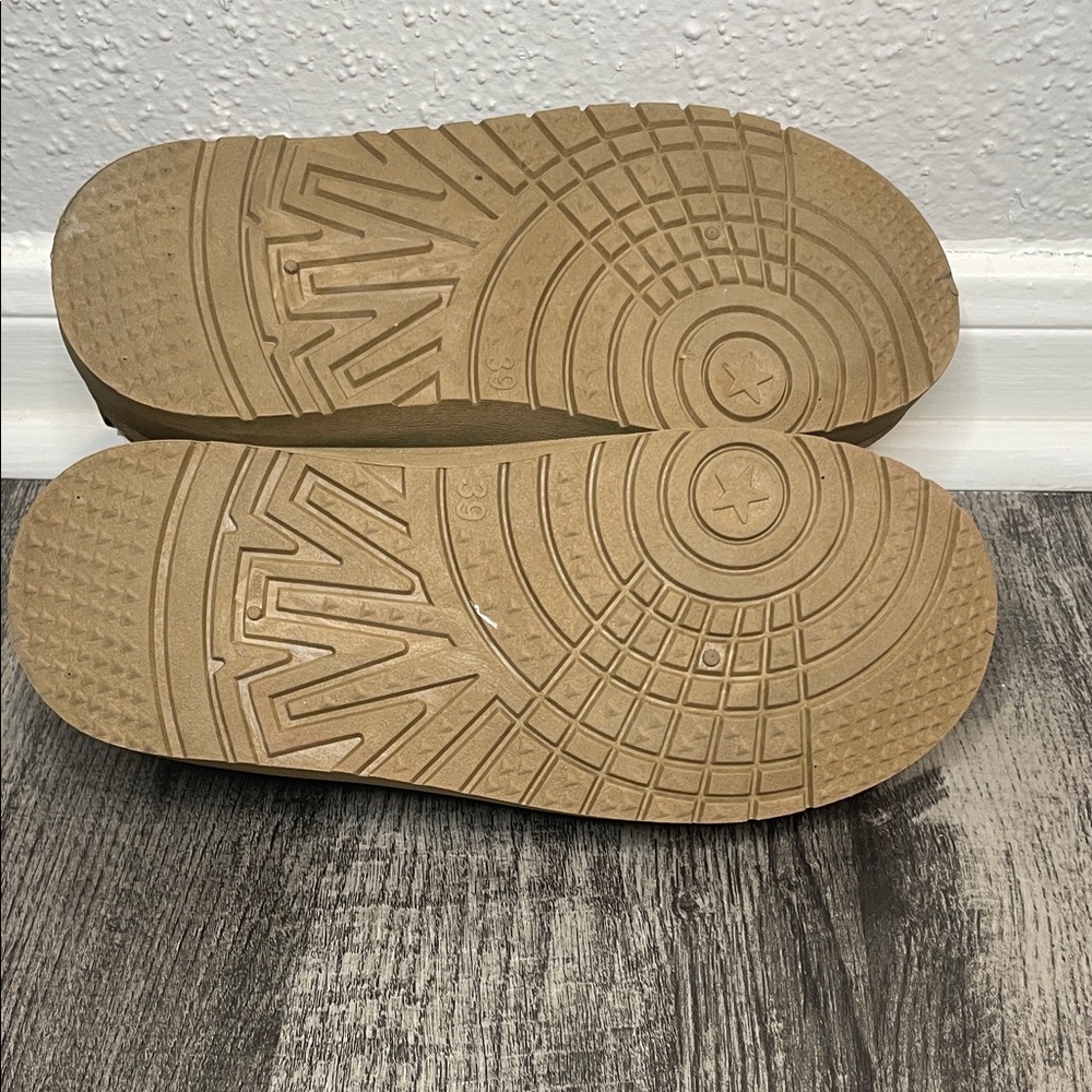 Cozy Tan Slip-On Women's Shoes-NWOT - Picture 11 of 12